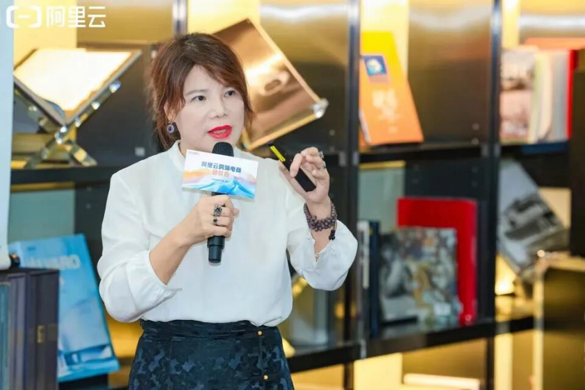 深跨协会长王馨：“我们要像灯塔一样照亮前行之路”｜顶端新闻访谈相关图片